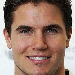 Robbie Amell – Age, Bio, Personal Life, Family & Stats | CelebsAges