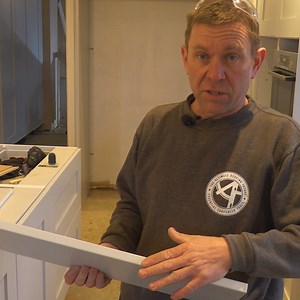 Dan Cox is assembling a kitchen. DIY Kitchens : https://www.diy-kitchens.com Dan's Roofing Square & App : Roofing Square 🛒 https://www.essential-carpenter-tools.co.uk #carpenter #carpentry #kitchenfitting | Skill Builder