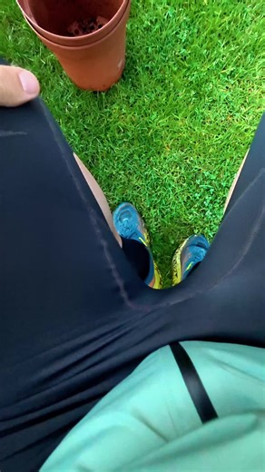 ¿Se te secan las Fotinias en verano? 🍂❌ Te cuento por qué me pasó a mí. Hasta a los que llevamos 20 años en esto se nos escapa algo a veces. Se me secaron estas dos Carré Rouge por un descuido con el riego y un ataque de hongo que no vi a tiempo. 🤦 En este vídeo te enseño cómo solucionarlo y el secreto para que tu seto esté espectacular: 🔴 Poda de Febrero/Marzo: El momento ideal para que brote con ese rojo vibrante. 💧 El