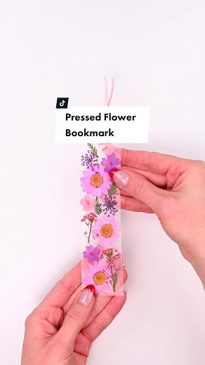It's so fun and easy to make a DIY pressed flower bookmark, using Mod Podge and dried flowers 🌸 Get creative with this simple nature craft, perfect for both kids and adults 🤩 Make a bookmark in your favourite colours, or make a bunch to give away as homemade gifts - it's the perfect thoughtful gesture for birthdays, Mother's Day, or any time! 💝 #pressedflowers #driedflowercrafts #pressedflowercraft #pressedflowersareforever #bookmarkidea #booklovers📚 #artandcraftsforkids
