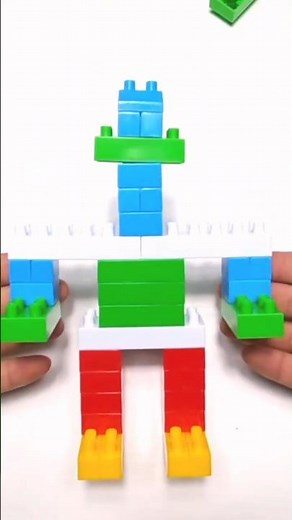 I Built This LEGO Robot From RANDOM Pieces 😱