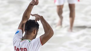 Un futbolista iraní celebra un gol con el gesto de cortarse el pelo