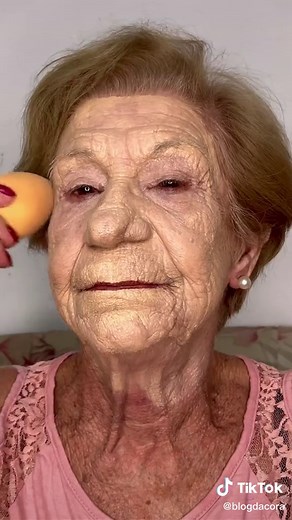 Makeup Tips for Seniors: Flawless Application Techniques