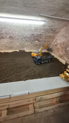 Wir waren die letzten 2 Wochen Sehr fleißig und haben und seinen kleinen Indoor Parcour gebaut. 40 Paletten 20 Osb Platten Viel Kabel /Leuchten und Schaltschränke 12Tonnen Humus Los kann es gehen Gemeinsam mit Freunden am Abend und Wochenende Umgebaut 💪💪💪#rcmodellbauvomhägehof #modellbau #rctruckandconstruction #RCIndoorParcourHägehof | Lucas Bucher