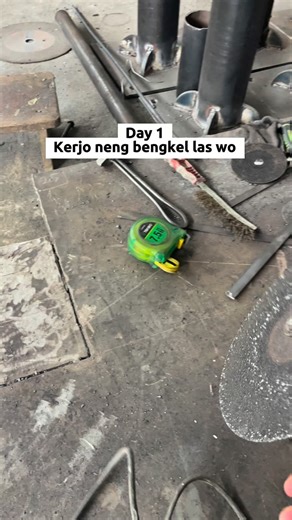 Tutorial 😭 Gunakan alat sesuai dengan fungsinya demi keselamatan bersama. Karena keselamatan Pekerja yang utama Konsultasi 0813-8576-9500 #bengkellas #kursibesi #tianglamputaman #fyp | Bangkutaman industri