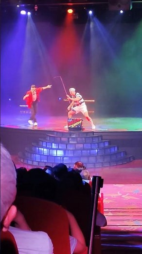 2026年6月16日：麗星郵輪：夜晚之船上（滑稽）表演。