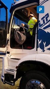 🥛 Comment travaille un collecteur de lait en Haute-Loire ? A la rencontre de David Devoos, collecteur de lait à Bains. Nous l'avons suivi durant une matinée pendant sa tournée. | Le Progrès