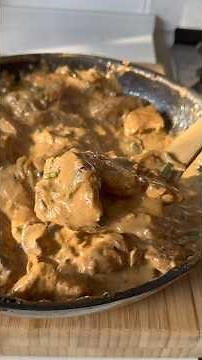 🍗Creamy chicken with green onions and crispy potatoes.