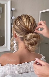 Daily Hair Tutorials 💇‍♀️ on Instagram: "Follow @hairs.diy to get more hair style ideas and learn simple beautiful hair styles 💓 . @juliafratichelli.bridalstylist . #hairstyleideas #videohair #braidtutorial #hairtutorialvideo #hairvideotutorial #hairstyletutorial #braidoftheday #braidsofinstagram #hairglamvideos #tutorialhairdo #hairvideoshow #naturalhairtutorial #tutorialhair #cutehairstyles #marcbeauty #tutorialvideo #braidinglife #hairofinstgram #braidinspo #hairdecoration #hairstylevideo #