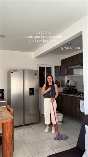 Val Barrales | Te enseño la técnica que utilizo para trapear mi casa 🪣🏡 #trapear #hogar #tutorial #limpieza #malosolores #valbarrales #srajoven | Instagram