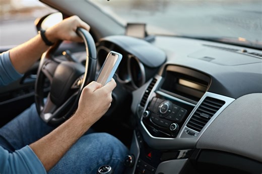 Kansas bill limiting drivers’ cellphone use hailed as crucial safety step