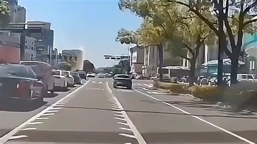 路口通行铁律：一慢二看三通过，莫让视线盲区成夺命盲区