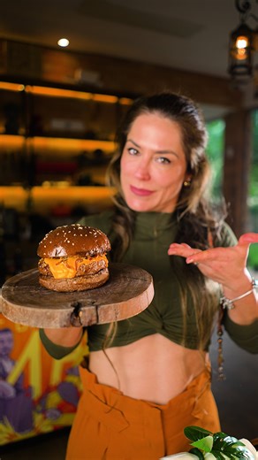 Denise Kussmaul on Instagram: "Como fazer hamburguer fit em casa gastando pouco!🍔 Ingredientes👇: 90g de patinho moído 1 pão de hambúrguer tipo australiano Para a cebola caramelizada: 1 cebola cortada em tirinhas 1 colher de sopa de shoyu light Para o creme de cheddar: 1 colher de requeijao cremoso light sabor cheddar 2 colheres de creme de ricota light Preparo: Para a cebola caramelizada, coloque as cebolas na frigideira c o fogo baixo e deixe ela suar mexendo de vez em quando. Quando começar