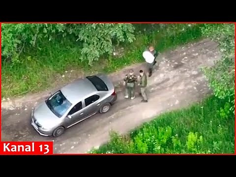 Image of Russians looting houses in Ukraine - They present the stolen toilet to their commanders