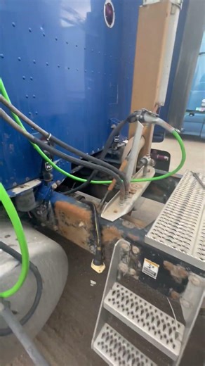hook up a semi trailer with me part 1 #viral #explore #dariusthagreat #truckdriver #trucking