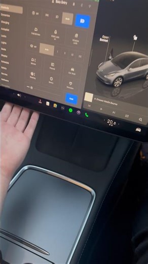 How to clean the screen in your Tesla