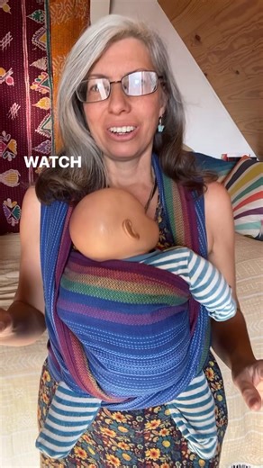 If your baby’s legs seem to be dangling down in your wrap, this is the magic trick you need to change the whole shape of the carry so your bodies fit together ergonomically and you will both be more comfortable. This is for Elizabeth in my free group Wrap Club. And yes, Elizabeth, baby having an arm out is fine as long as you provide head support as needed 👍 Comment CLUB ⬇️ if you wan the link to join Wrap Club free, where you can learn to wrap in a supportive community 😘 💌 Drop a comment if 