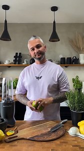 Limonade Cremosa Es ist wieder so weit. Endlich habe ich wieder ein neues Sommerrezept aus meinem neuen Nutribullet Ultra für dich. Die Limonade gibt einen so richtige Sommer Vibes☀️ Für 2 Gläser brauchst du: 3 Limetten 500 ml Wasser 1/2 Dose gezuckerte Kondensmilch Eiswürfel Limetten waschen, die Enden abschneiden, achteln und in den Mixer geben. Das Wasser und die Kondensmilch dazu geben und mixen. Die Limonade durch ein Sieb geben, damit sie nicht so stickig ist. Eiswürfel in ein Limonadengla