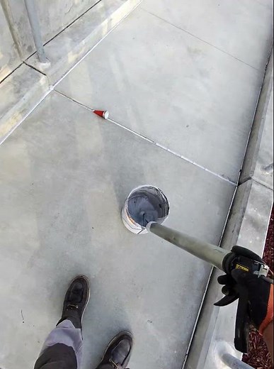 how to load 45oz bulk caulk gun