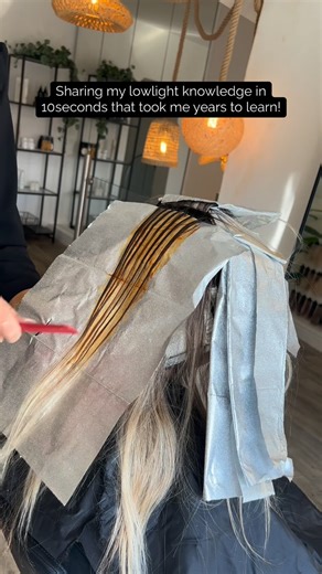 Sienna_Headlines | Lived In Colour | Hair Education on Instagram: "My top tips for lowlighting without it looking dull, muddy and flat! - slices!!! It’s scary I get it but without depth your blonde won’t pop! It gives dimension. - add copper to your formulas, again it looks scary but it fills in porous hair, archiving a golden result! Without it will appear khaki Green - if the client’s hair is say level 6 I would do a level 7 lowlight. I would then do a root melt of a level 6 for a gradual conn