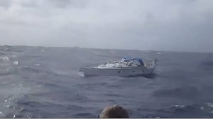 119K views · 363 reactions | Om rillingen van te krijgen... het griezelige moment dat een zeiler een verlaten boot ontdekt met daarin een gemummificeerd lichaam, blijkt te zijn gefilmd. Het hele filmpje staat hier: www.rtlnieuws.nl/nieuws/buitenland/gefilmd-het-moment-waarop-de-gemummificeerde-zeiler-wordt-gevonden | RTL Nieuws | Facebook