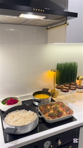 Hacer bozkurt on Instagram: "Hayırlı huzurlu akşamlar canlar tarifleri açıklama kısmına ekledim sizlerde bir beğeni ve kalp atarsanız çok sevinirim ❤️🥰 Patatesli havuçlu çorbası 1 adet soğan 2 adet havuç 2 adet patates 3 yemek kaşığı zeytin yağı 1 yemek kaşığı tereyağı 5 su bardağı su Tuz,karabiber,nane,toz biber Bütün malzemeleri kavurup üzerine su ilave edelim yumuşadıktan sonra bilendir edip baharatlı ekleyip ocaktan alalım Krepli Beşamel soslu tavuk Krep için 2 yumurta 2 su bardağı süt 2 su