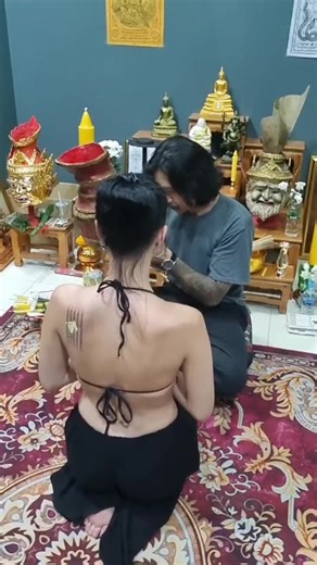 Hah Taew Sak Yant with a traditional blessing by Ajarn Ben at Fighters Ink – Karon, Phuket 🙏🔥 The Hah Taew (Five Lines) Sak Yant is one of the most powerful and respected Thai sacred tattoos, traditionally chosen for its deep spiritual protection and life guidance. Each of the five sacred lines carries its own mantra, written in ancient Khmer script, and together they are believed to create a balanced shield of spiritual energy around the wearer. This Sak Yant was completed at Fighters Ink in 