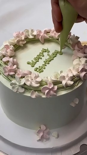565K views · 5K reactions | pastel decorado con detalles de crema de color verde y flores #cake #cakedesign #birthday #pastel #bolo | La pastelería soñada | Facebook