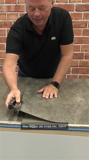 Del 5 av 8: Thomas Solheim fra Forbo Flooring og Per Gunnar Jansen fra Ardex viser viktige momenter ved installering av et 2,5 mm linoleumbelegg med jutebakside. I denne del viser de fjerning av jarekant. | Fargemagasinet