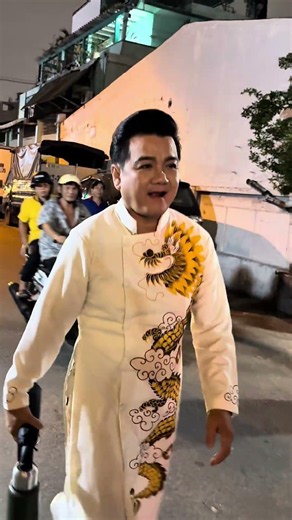Meritorious Artist Lê Tứ performed at the latest Buddha's Birthday celebration concert.