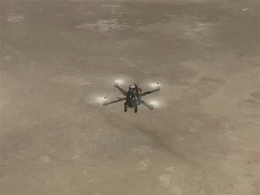 历时两年整，终于可以按在地上悬停了，十寸机架，2212电机，1kg重，3s电池