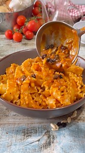 Pasta c’anciova, la mia ricetta del primo piatto tipico palermitano. I profumi e sapori con cui sono cresciuta. E voi, la conoscevate? un primo piatto semplice e gustoso con le ANCIOVE, ossia le acciughe, ingrediente che spesso nelle case più povere o in quelle degli emigranti all’estero, sostituivano le SARDE della pasta finocchi e sarde. 👉🏻 tradizionalmente viene utilizzata la PASSOLINA, uva passa un po’ acidula tipica nella cucina siciliana 👉🏻 tradizionalmente si usano le reginette, ma mo