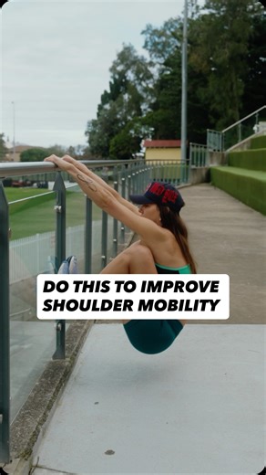 Nowhere to Hang? Try this Hack 👇🏼 - I talk about the power of hanging a lot and whilst nothing will actually replace the full hang, this comes pretty close. - You still get to train your grip somewhat and you definitely feel it decompress that spine nicely. - I have students who create makeshift hanging spots with ladders, household furniture and even towels over doorframes. - If there’s a will there’s a way 💪🏼 . Do you have any creative ways that you like to hang. 👇🏼 . . . #mobility #shou