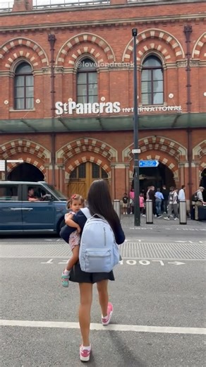 St Pancras no es solo una estación, es una obra de arte victoriana 🏰 Aquí puedes tomar el Eurostar directo a París, Bruselas o Ámsterdam 🚄. Entre tiendas, bares, restaurantes, andenes y la icónica estatua del “Kiss” es un lugar muy representativo de los viajes a Londres. #stpancras #eurostar #londontoparis | Love Londres