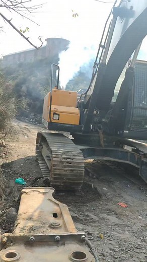 Gadi ciggerate p rahi hai ,🤣🤣🤣 #viral #funny #🤣🤣 #excavator #hyundai #reels #videos | Aamir Gul