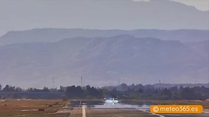 Emergency landing of a private plane at #Malaga airport. It appears the pilot got off the plane unharmed. Air traffic controllers react quickly and divert traffic to the other runway! https://meteo365.es/livecams/malaga-airport.php | Spainweather