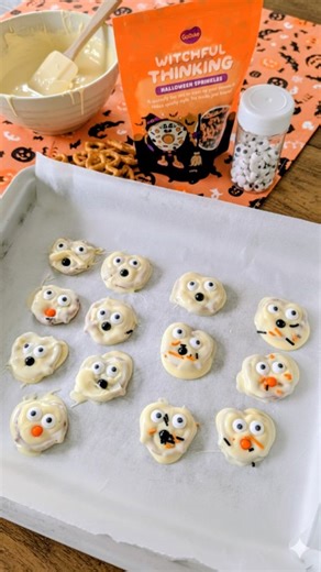 👻 Halloween snack hack! These spooky little bites are so easy to make — just pretzels dipped in melted white chocolate, topped with edible googly eyes and Halloween sprinkles 🎃 A fun DIY treat for kids (and adults 😜) 🛒 Grab your candy eyes and spooky sprinkles from our store — order before midday Wednesday and they’ll still arrive in time for Halloween! | Healthy Snacks NZ