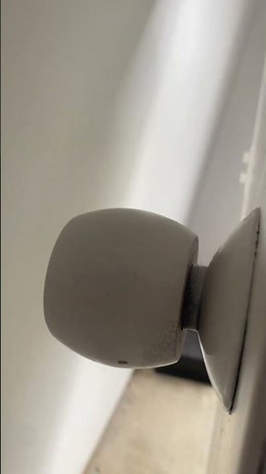😤 CANT GET THIS DOOR KNOB OFF 😤 how to remove old wooden door knob with no visible way to remove!