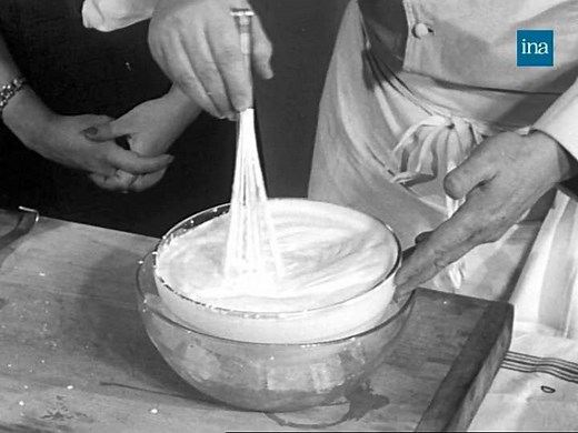 🧊 PARFAIT GLACÉ 🧊. Pour se rafraîchir, quoi de mieux qu'un dessert glacé. Attention, il s'agit d'une recette délicate. Le parfait glacé, ou comment faire de la glace chez soi sans sorbetière grâce à la technique Oliver. Bon il faut un sacré coup de poignet... | INA