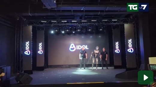 Il Robot umanoide russo Aidol cade sul palco durante la presentazione ufficiale. Il video