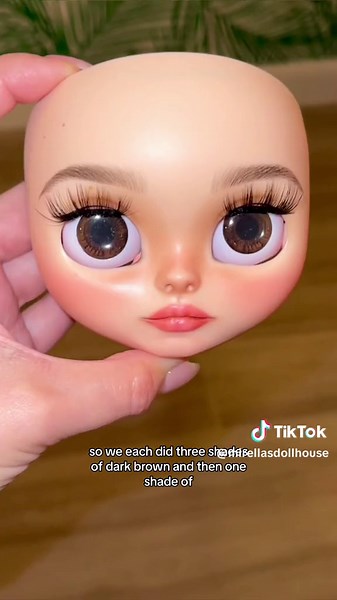 Making personalized dolls is my favorite thing in the world, & it’s so fun to be able to do it for someone I love so much! 🥰 #blythe #blythedoll #customblythe #ブライス #ブライスアウトフィット #ブライス好きな人と繋がりたい #브라이스 #小布娃娃 #인형스타그램 #Блайт #Блайткукла #ooakblythe #ตุ๊กตาบลายธ์ #blytheadoption #personalizedblythedoll #dollyadoption #customblythedoll #lookalikedoll