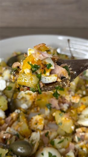 Nawel 🌞 on Instagram: "Ma salade de pomme de terre (4 portions) - vinaigrette : 1 cac d’harissa, 1 cas de miel, 1 cas d’huile d’olive, 1 cac de moutarde, sel et poivre - topping : huile d’olive et zaatar - 5-6 pomme de terre vapeur - 5 oeufs (8m30 de cuisson) - 1 boîte de thon à l’huile d’olive - un peu de coriandre fraîche - 1 echalotte ou 1/4 d’oignon rouge - 1/2 bloc de feta - option : câpres #Recette"