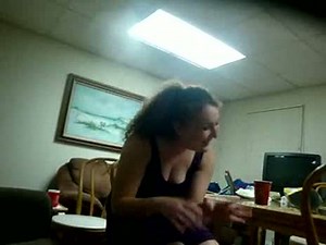 Femme danse sur une table en verre