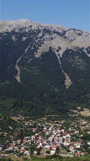 "Μουσάων Ἑλικωνιάδων ἀρχώμεθ᾽ ἀείδειν,αἵ θ᾽ Ἑλικῶνος ἔχουσιν ὄρος μέγα τε ζάθεόν τεκαί