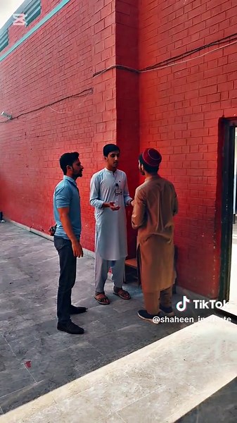 At Shaheen Institute, Chairman Sir Syed Abdul Wahab regularly engages students in interactive sessions. Today, he guided students through pair discussions, helping them boost their confidence and communication skills by talking on various topics. Admissions are now open for fresh classes – join us and transform your English! #ShaheenInstitute #InteractiveLearning #EnglishSpeaking #ChairmanClass #StudentConfidence #AdmissionsOpen #JoinNow