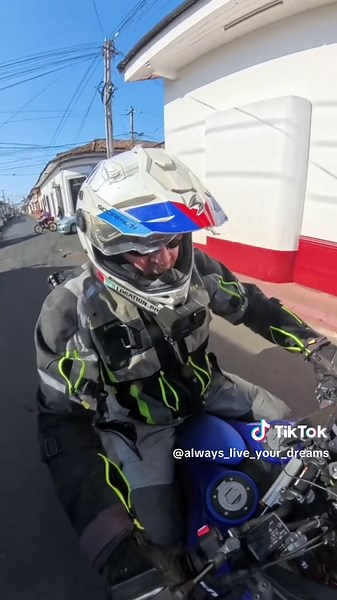 Après seulement 3 minutes de moto en quittant León, direction Somoto, j’ai failli percuter une autre moto. 😅 Pas hyper concentré au départ… ça commence bien. Ensuite, mon objectif du jour, c’était de monter sur un volcan avec la moto. Mais ce n’est pas si simple… Sur la route, je m’arrête pour essayer de comprendre une histoire de limitation de vitesse avec les flics… Et là, c’est lunaire. 🤯 Plus tu parles avec les flics, moins tu comprends. Franchement, cette discussion vaut la peine d’être é