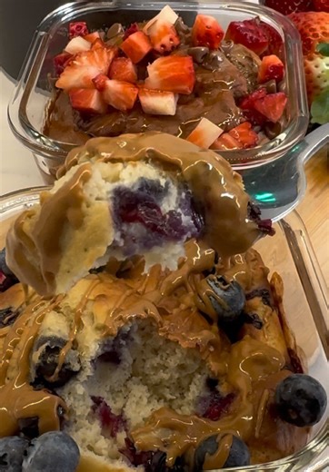 High Protein Baked Pancake bowls 🍓🫐 346kcals and 36.6g protein 🙌🏻 They taste like cake and also keep in the fridge really well so make great meal prep too. Per bowl you need: 1 Egg 50g 0% Greek yoghurt 60ml milk (I used unsweetened almond) 1 scoop @proteinworks Vegan Wondershake (I used Blueberry Cheesecake in one & Chocolate Bueno in the other). 35g flour 1 tsp baking powder Few drops of Protein Works Flavour Drops (optional) 50g fresh fruit (30g mixed into the batter and 20g on top after i