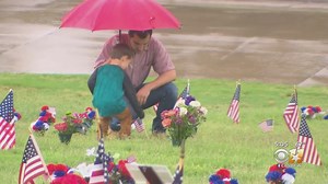 WATCH: Families Pay Respects At DFW National Cemetery On Memorial Day | CBS News Texas