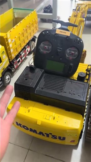 Comparison between Komatsu 500 and 520 remote control excavators