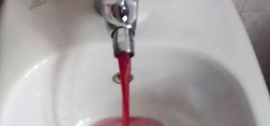 Sorpresa nel Modenese: dal rubinetto di casa esce lambrusco